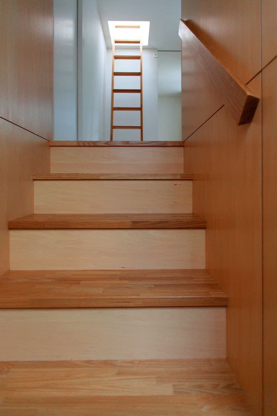 木の階段室